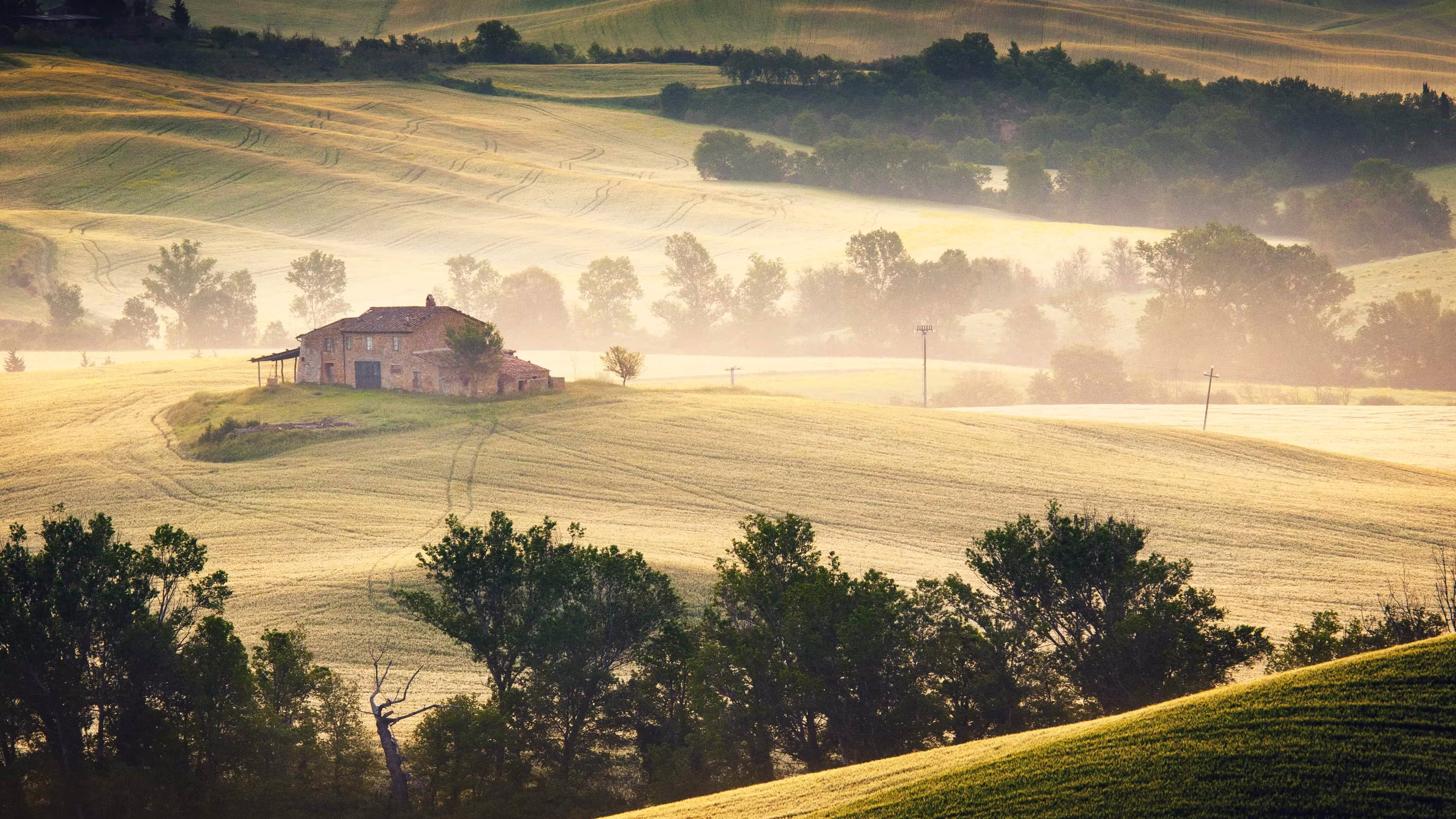tuscany-farmhouse-autumn-morning-mist.jpg
