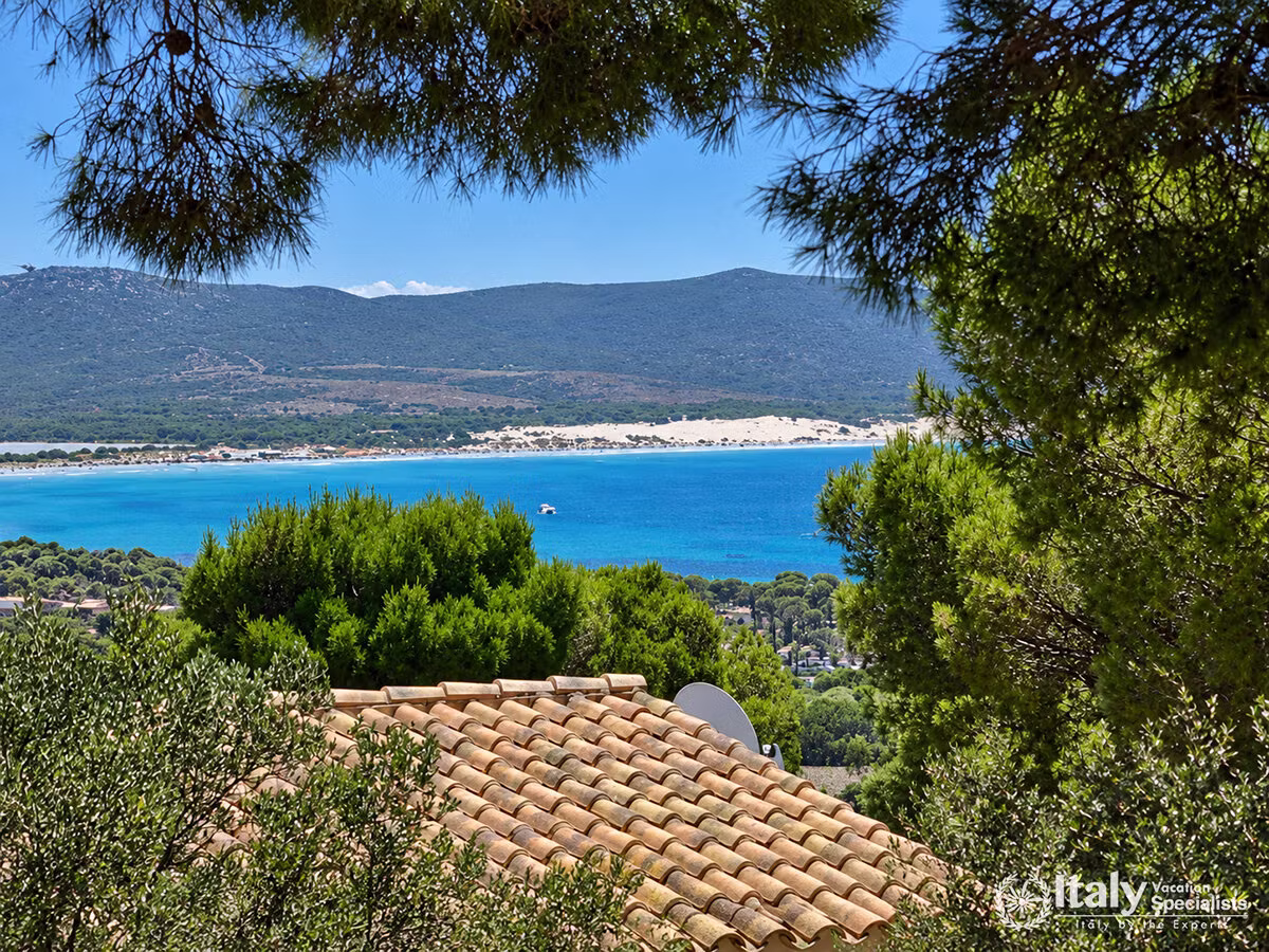 Turquoise Waters of Sardegna – A Peaceful Mediterranean Bay View