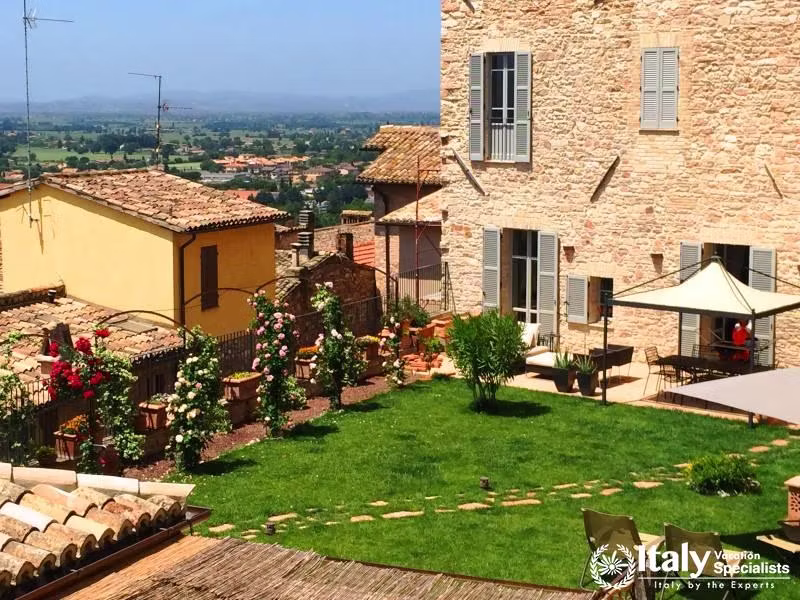 Outdoor Cafes and Setting in Spello