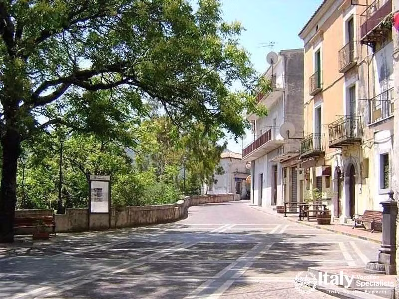 Historical-Centre-of-Tortora,-Calabria---Photo-by-Jesse-Andrews