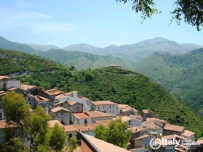 View-overlooking-Tortoras-historical-centre-in-Calabria-Region,-Italy---photo-by-Jesse-Andrews