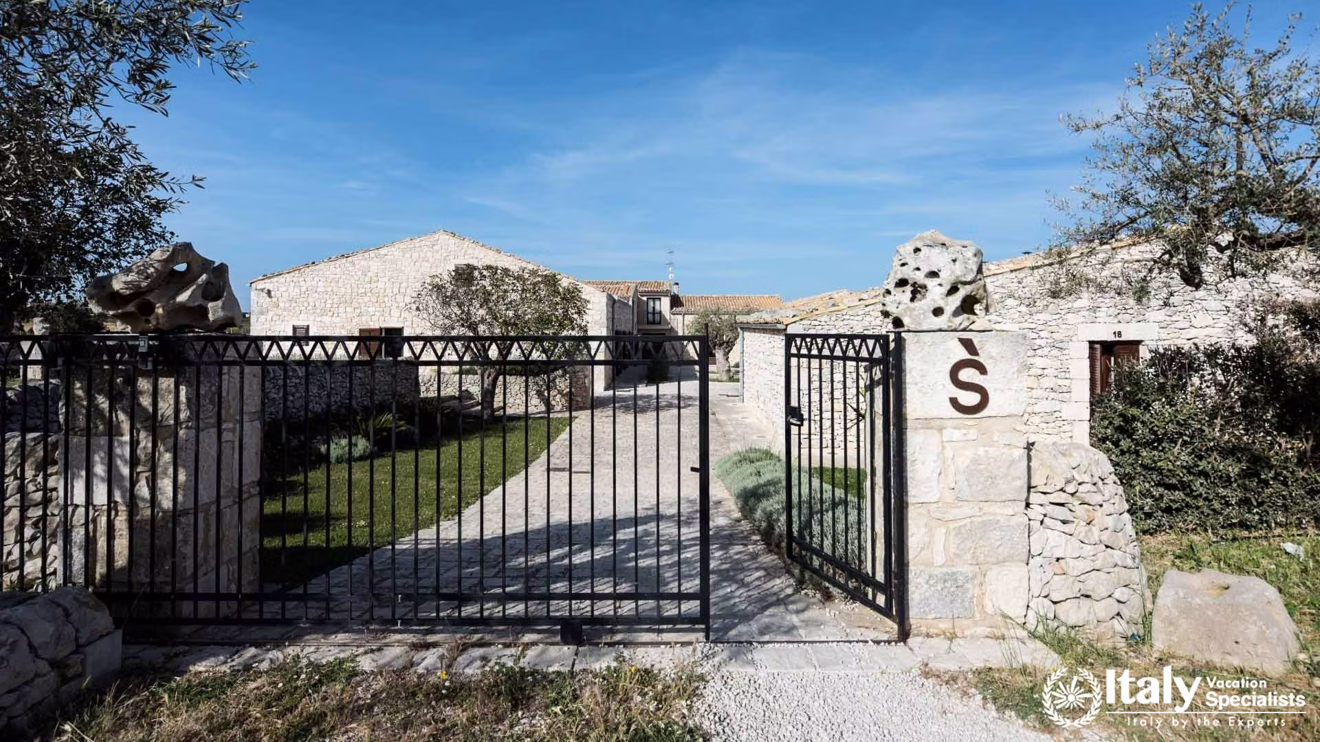 la-dimora-di-spartivento-ragusa-entrance.jpg