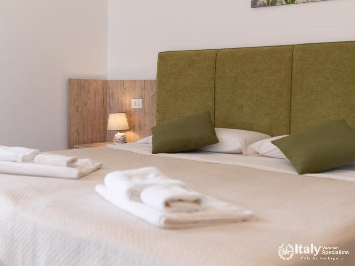 Cozy Bedroom with Contemporary Design Elements