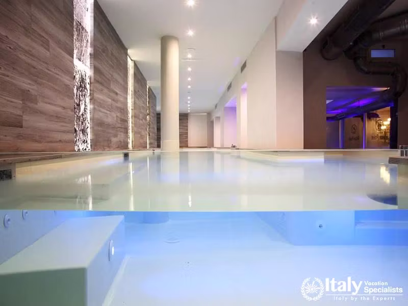 Pool and spa in Hotel Columbia