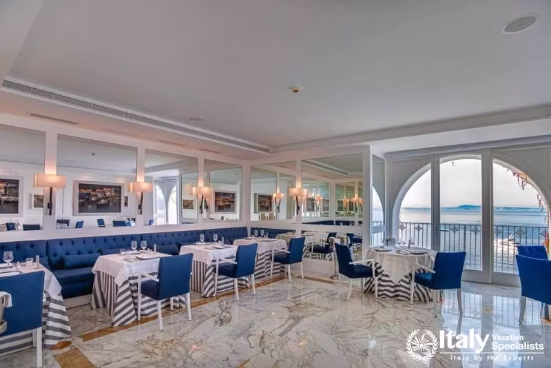 Indoor restaurant of Grand Hotel Riviera Sorrento