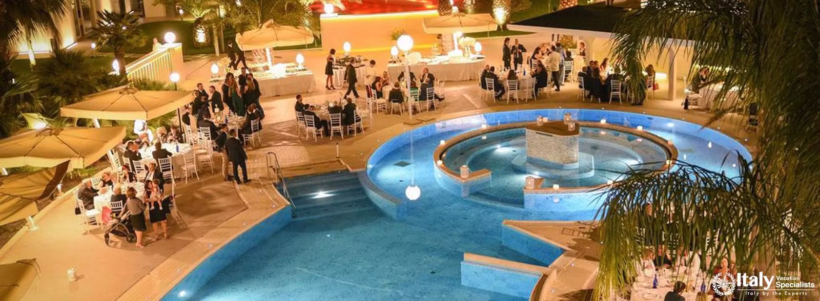 Outdoor swimming pool in MH Matera Hotel