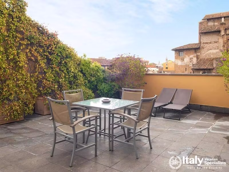 Pleasant rooftop dining with panoramic views at Hotel Capo dAfrica.