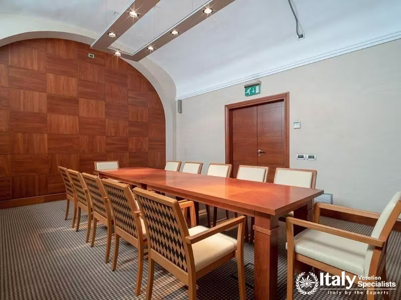 Sleek and professional meeting space at Hotel Capo dAfrica.