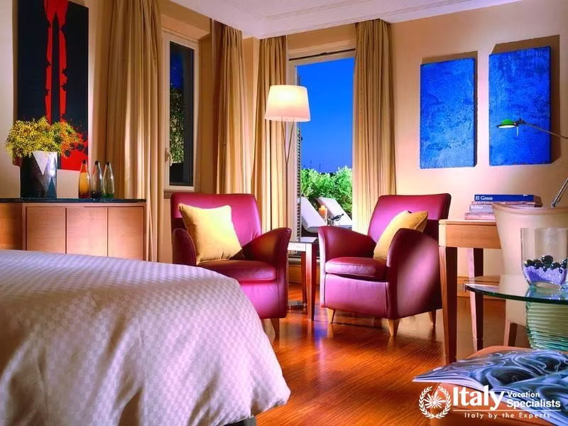 Vibrant and cozy suite ambiance at Hotel Capo dAfrica.