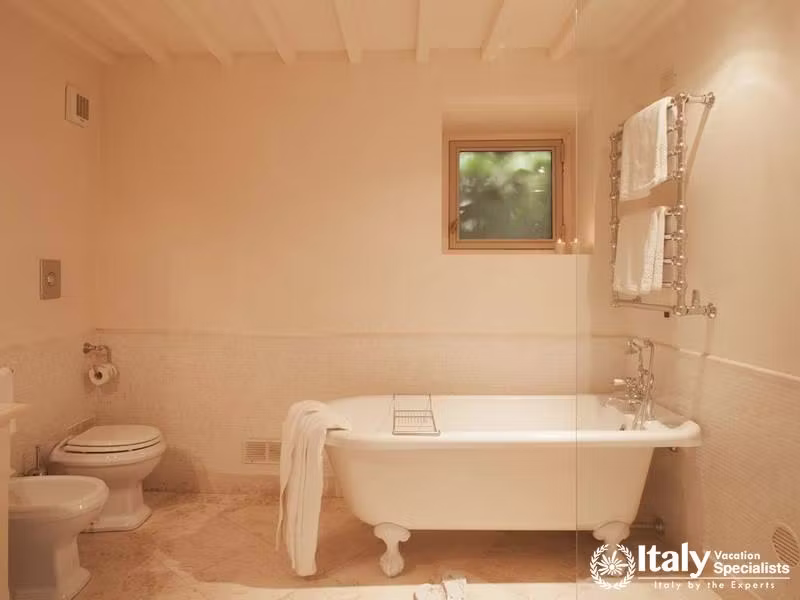 Bathroom with tub in Relais & Chateaux il Borro