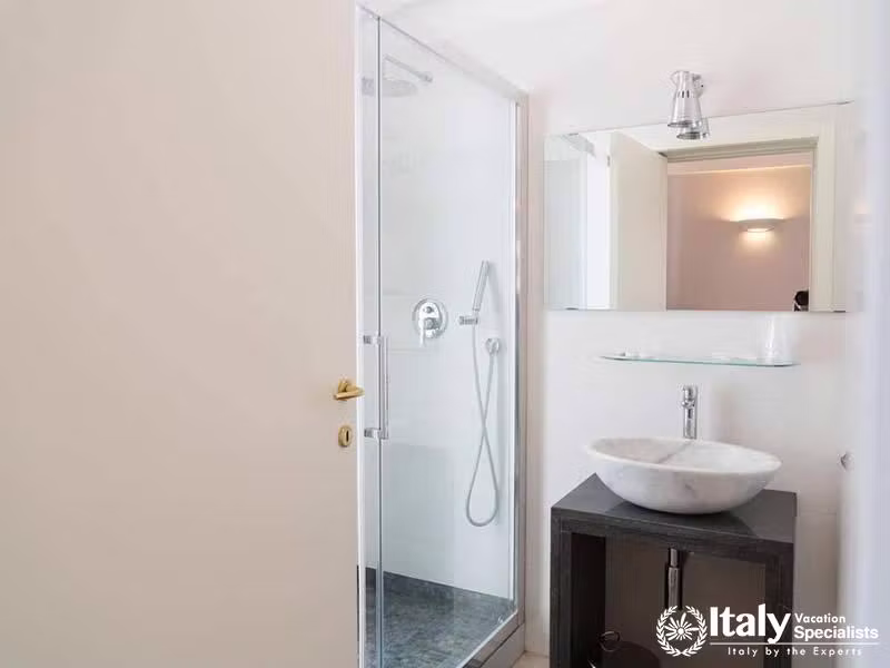 Bathrooms with shower in Hotel Covo dei Saraceni