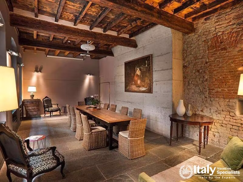 Rustic meeting room at Hotel Maison Borella with vintage charm.