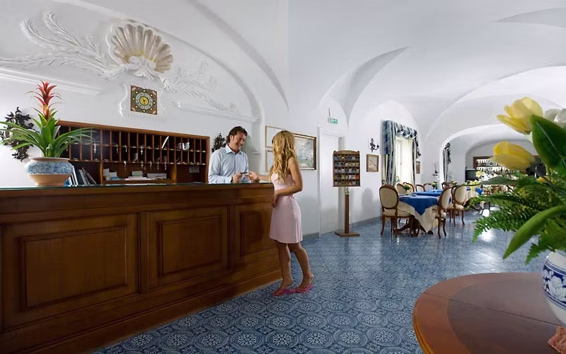 Felice, Lobby