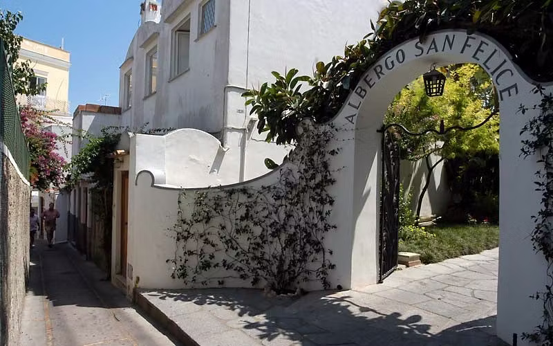 Felice, Entrance 
