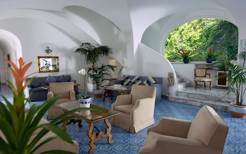 Felice, Lobby