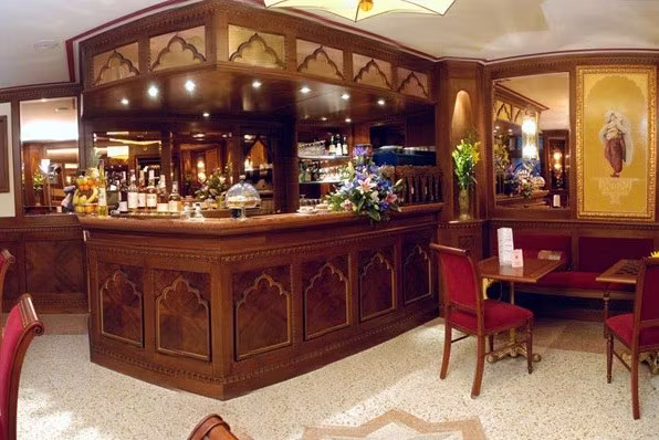 Mori DOriente, Bar 