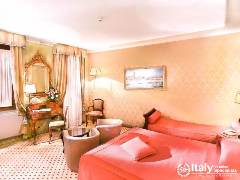 Relax in the warm, sunlit ambiance of a Hotel Colombina room.