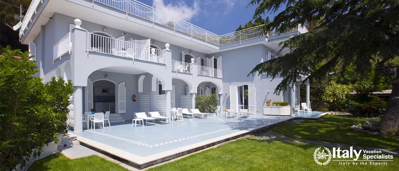 Garden View and Outdoor Dining in Villa del Mar, Marina del Cantone