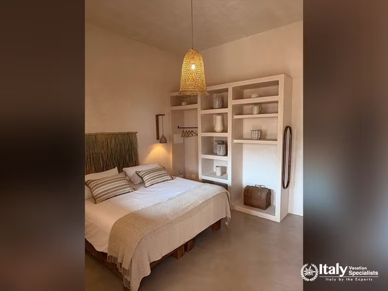 Double bedroom with built-in shelving in La Casa sul Mare