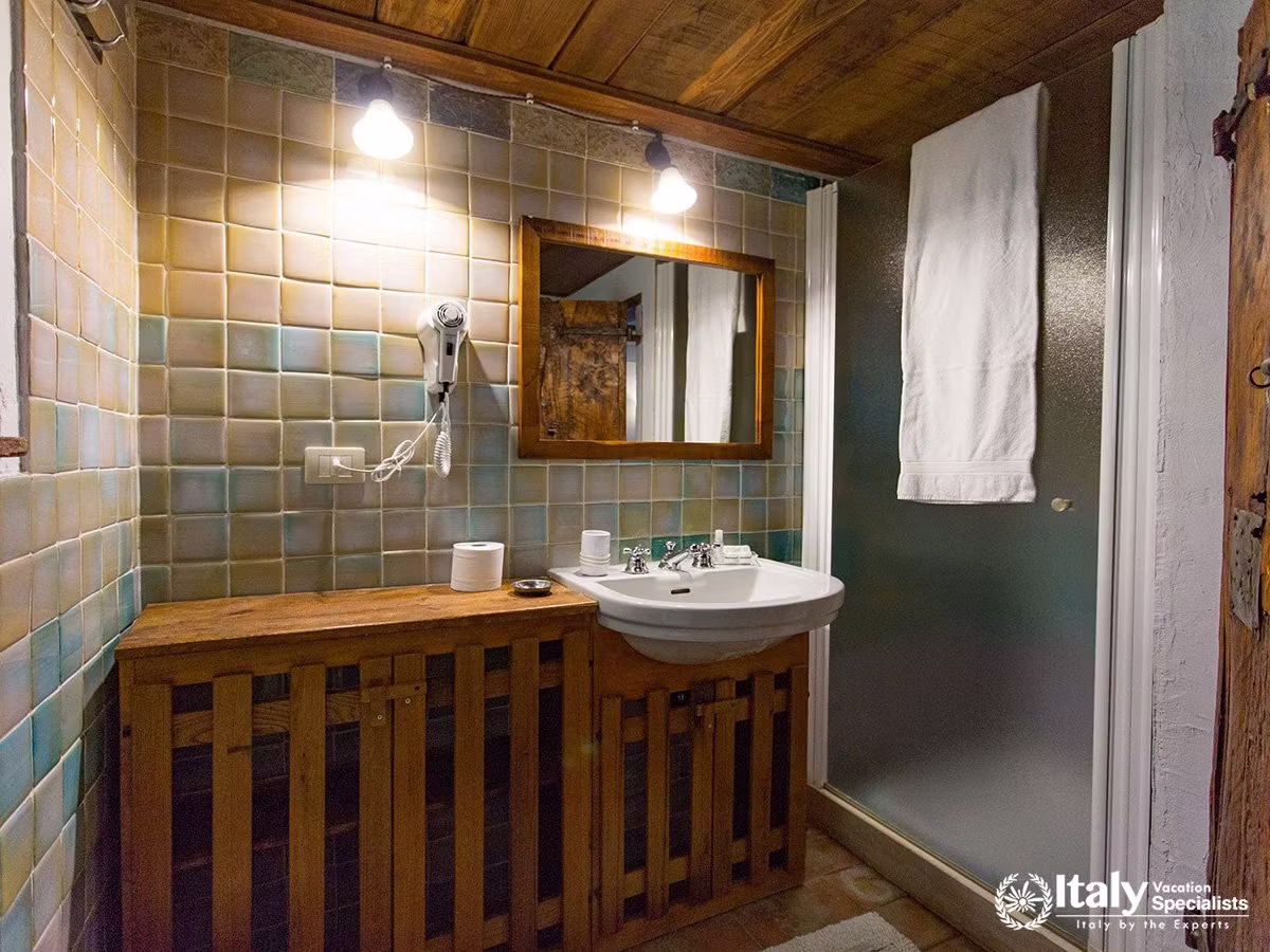 Rustic En-Suite Shower Room at Villa San Martino
