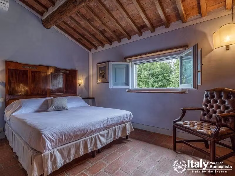 Classic Bedroom: Elegant bedroom with traditional furnishings.
