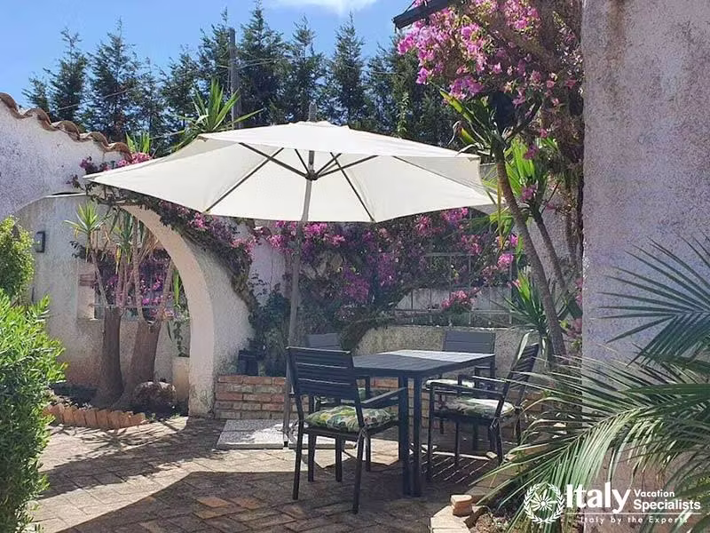 Relaxing Outdoor Dining Space
