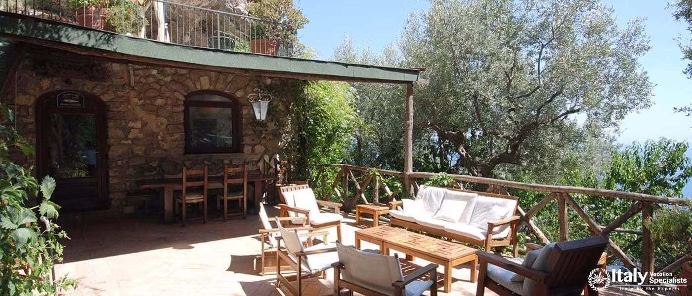 Sitting area and swimming pool in Villa Aranceto