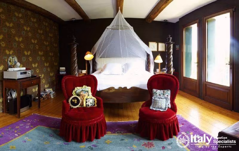 Bed and sofas in the room of Villa Prodigioso