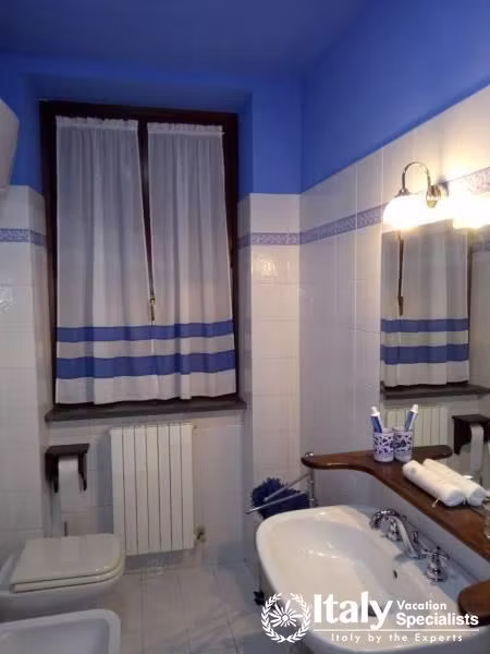 Excellent bathroom with blue tiles in Apartament Quartiere Antico