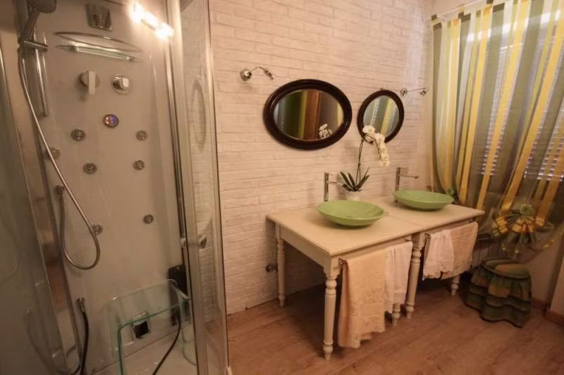 Jacuzzi shower - first floor