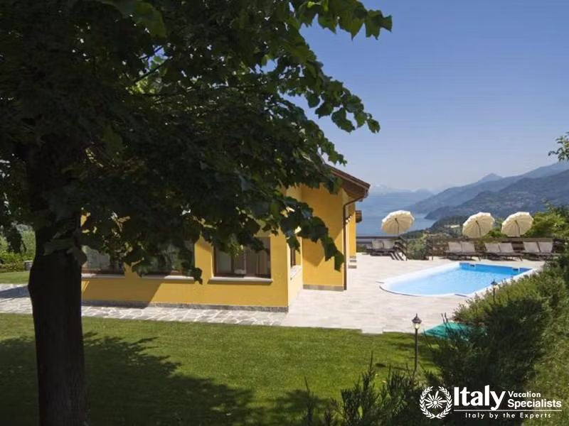 Greenery  with Peaceful environment in villa Lumsdens