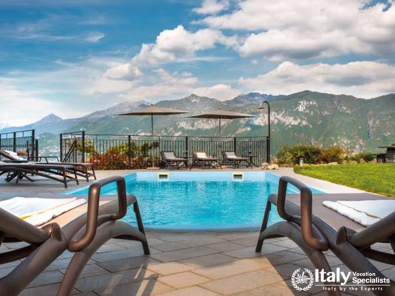 Swimming pool with Prety environment in Villa Lumsdens