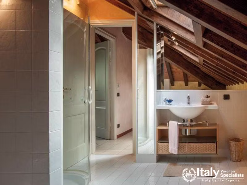 Luxury bathrooms in Villa Mayfair