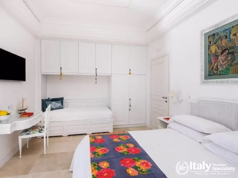 Bedroom with a built-in bunk bed and vibrant decor.