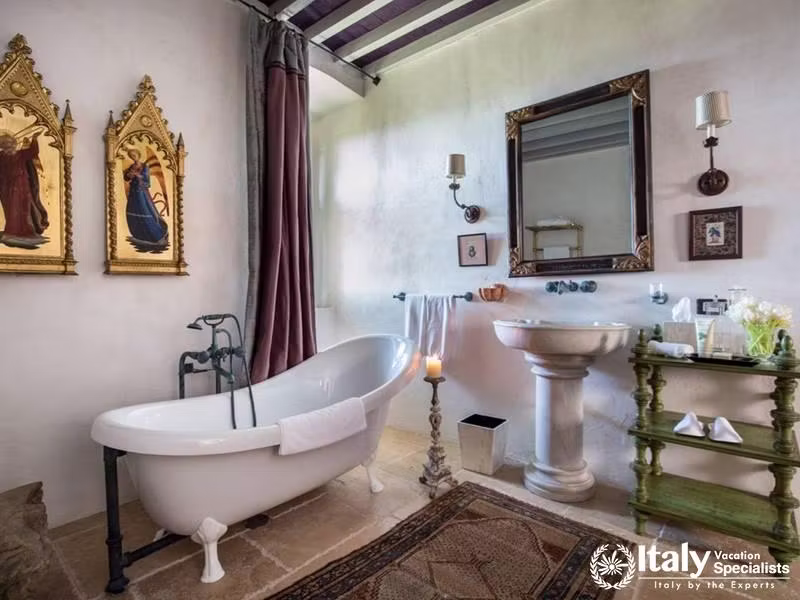 Tub in the bathroom of Villa Tezio