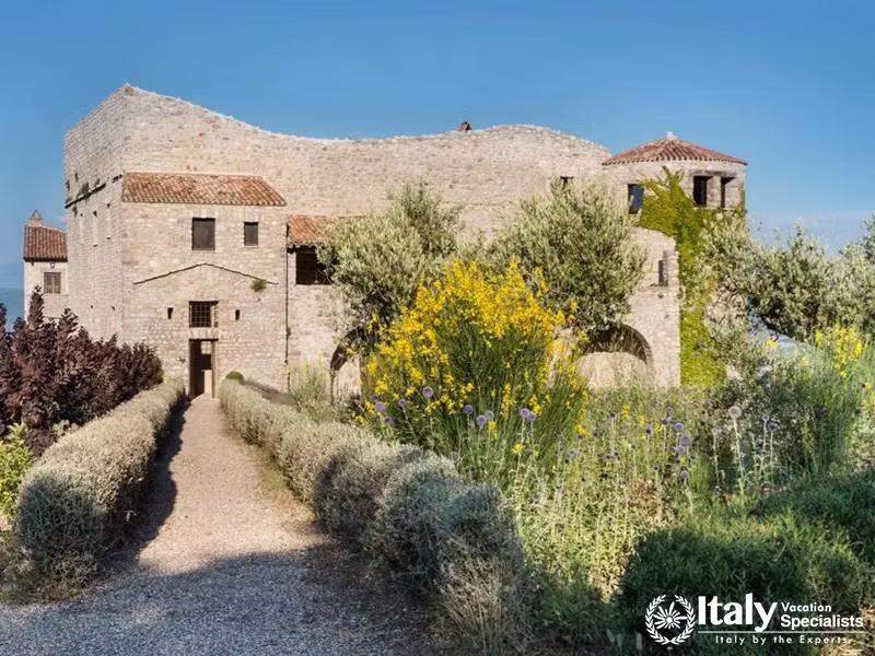 Walkway to Villa Tezio, an amazing villa in Umbria region