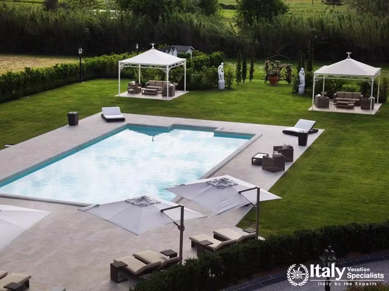 Swimming pool in Villa Pattoni