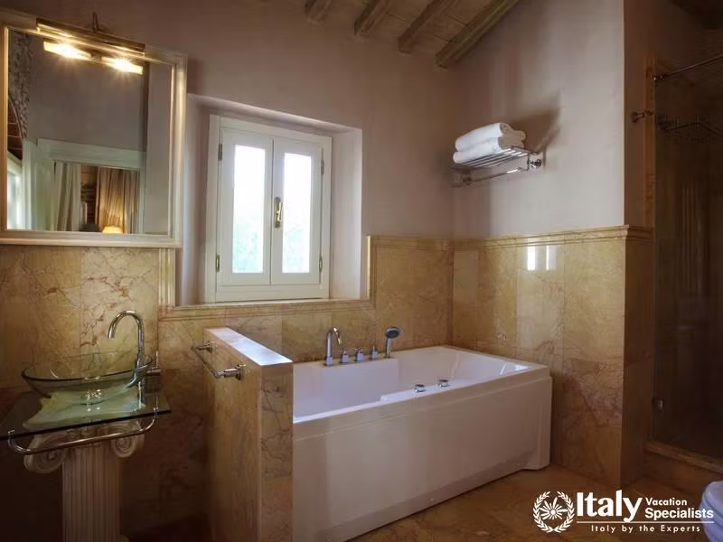 Excellent tub in the bathroom in Villa Pattoni