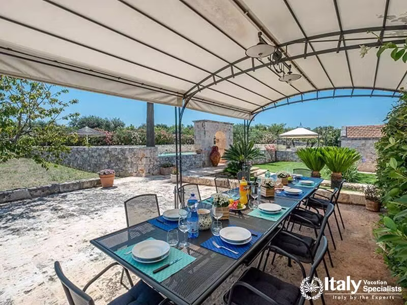 Outdoor dinning area for 16 guests in Casa Deva