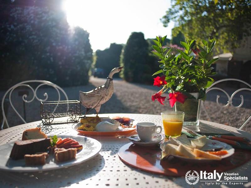 Romantic outside dinner in Hotel Tenuta La Parrina 