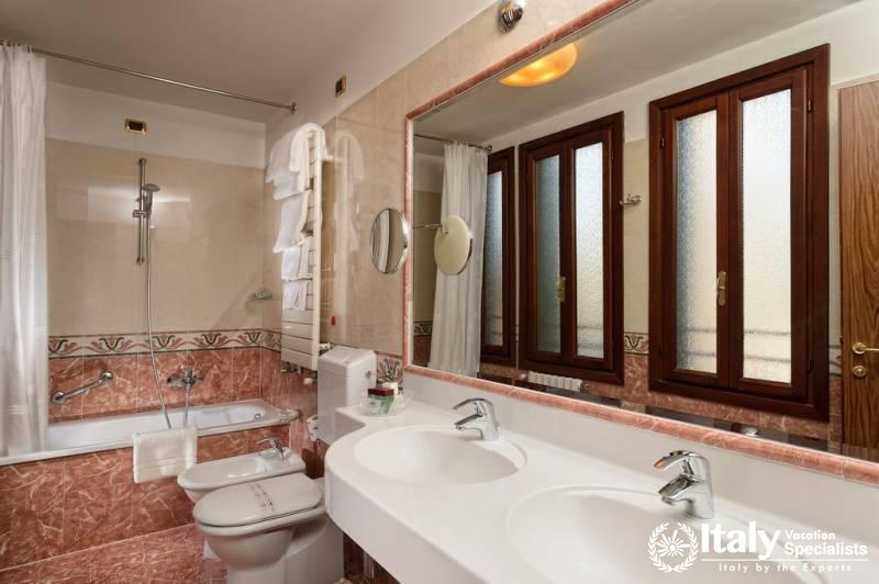 Excellent bathroom in Hotel Cavalletto & Doge Orseolo