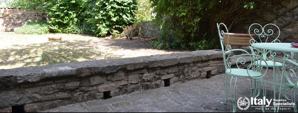 Outdoor sitting area in Casa Degli Orsi