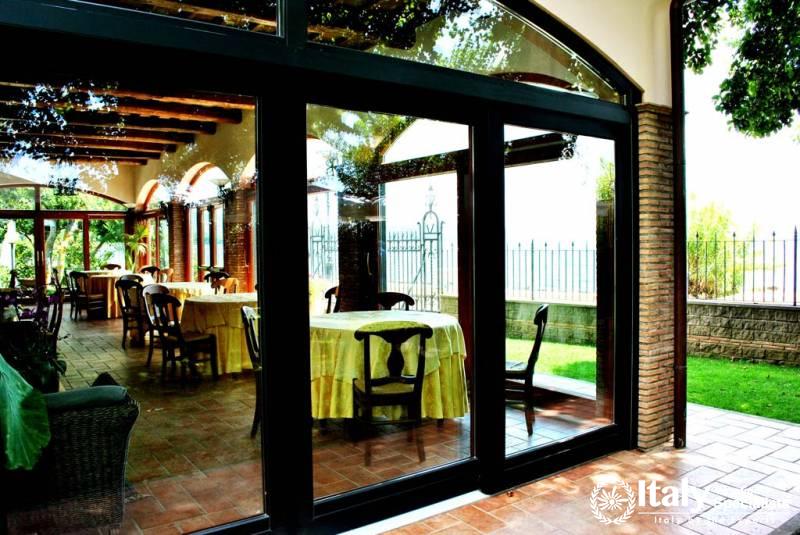 Outdoor sitting in ristorante la pineta