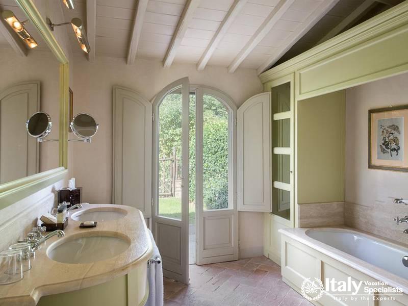Excellent bathroom in Relais & Chateaux il Borro