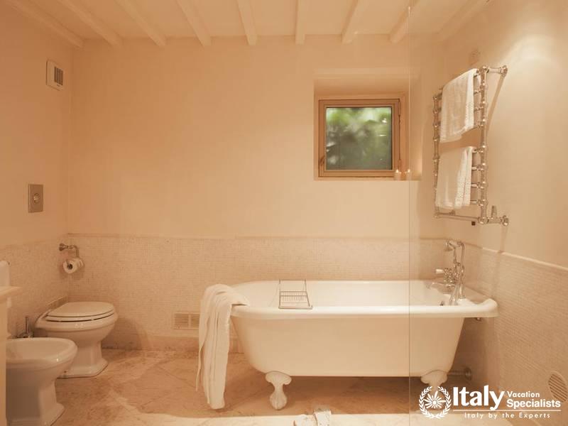 Bathroom with tub in Relais & Chateaux il Borro
