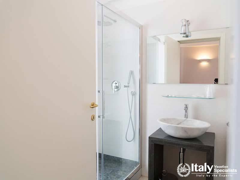 Bathrooms with shower in Hotel Covo dei Saraceni
