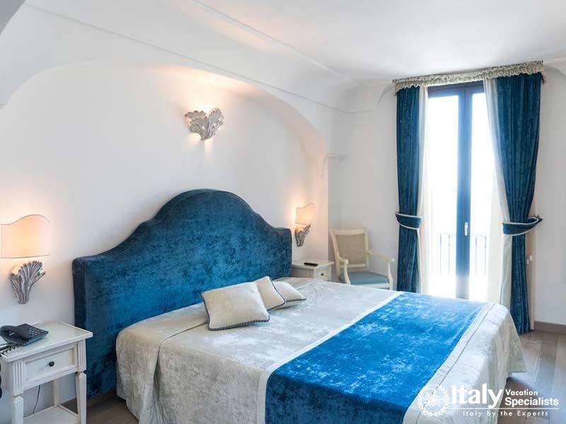 Deluxe double room with sea view in Hotel Covo dei Saraceni