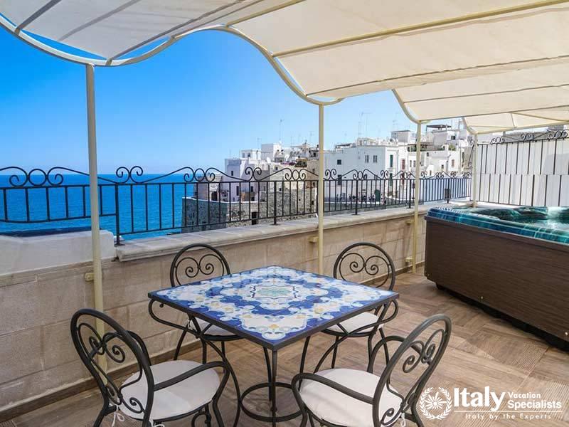 Terrace and outdoor furniture in Hotel Covo dei Saraceni