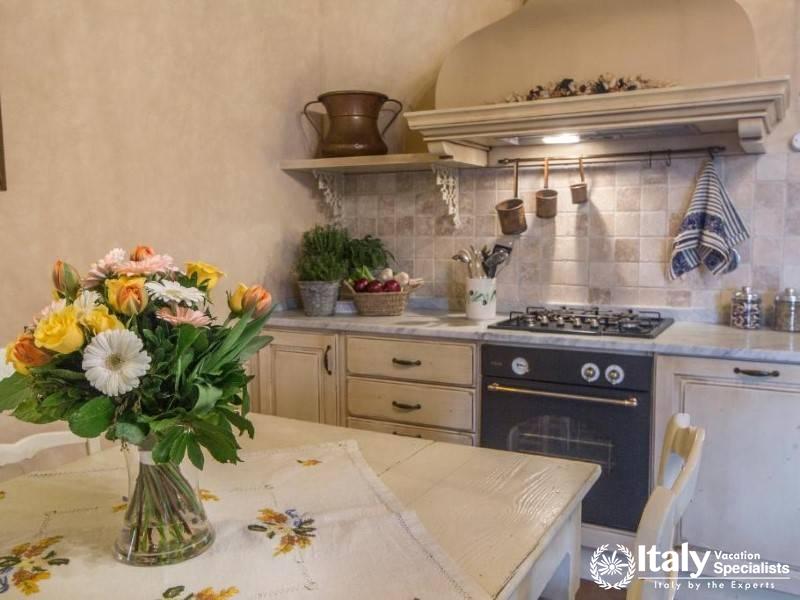 A charming and fully equipped kitchen perfect for preparing delightful Tuscan meals.