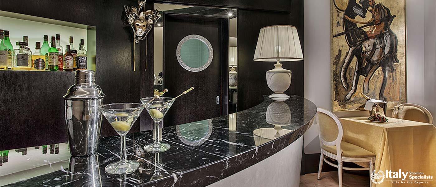 Enjoy a refined evening at our elegant bar, featuring a stylish ambiance and crafted cocktails.